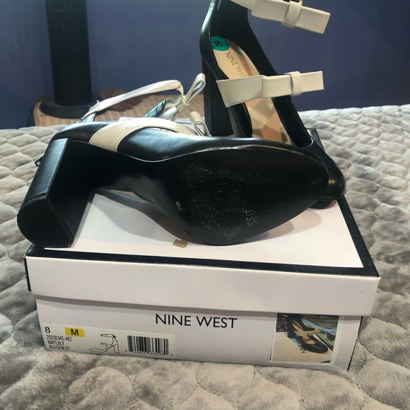 Black and white heels - Picture 2 of 2